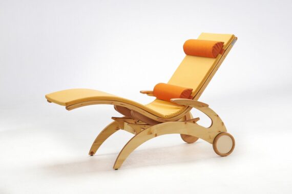 Relaxliege Siesta Natur Wellnessliege Holz Saunaliege in Zirbe mit Auflage in Sonnengelb und Kissen in Orange